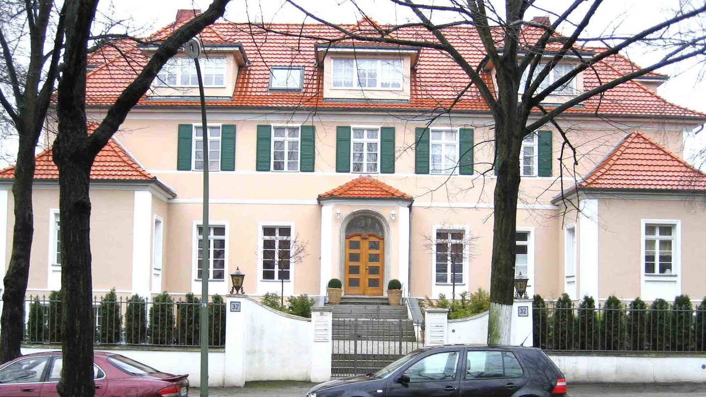 Villa mit Mansarddach und grünen Fensterläden an der Podbielskiallee