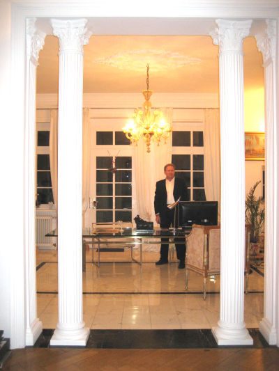 Stefan Till im Büro zwischen weißen Säulen